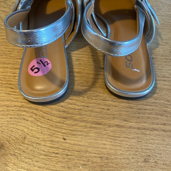 Soda Slingback Silver Metallic Buckle Point Toe Mary Jane Women’s 5 1/2 NWT - Picture 4 of 8